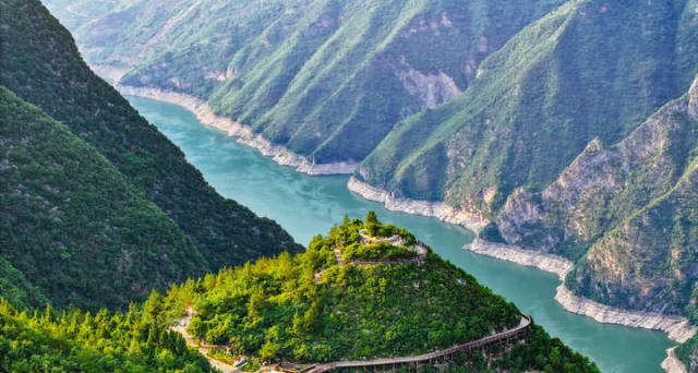 长江巫峡一带景色（2025年6月10日摄，无人机照片）。新华社记者 王全超 摄