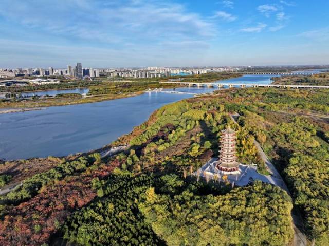 河北省石家庄市滹沱河沿岸景色（2024年11月4日摄，无人机照片）。新华社记者 牟宇 摄