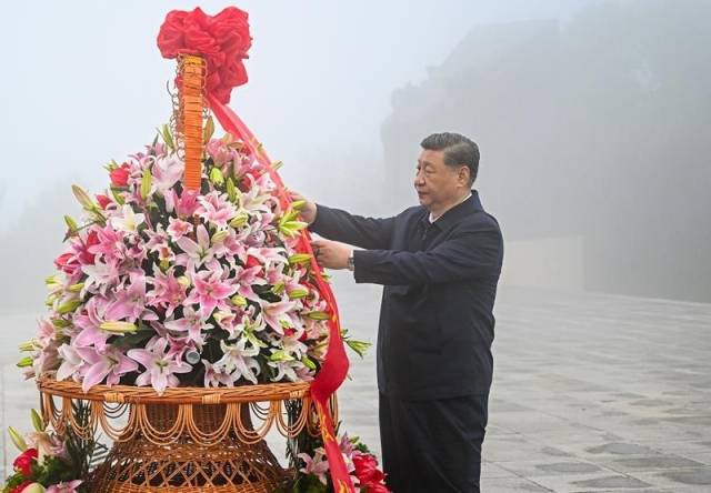 △2025年7月7日，习近平总书记在位于山西阳泉市狮脑山的百团大战纪念碑广场，向八路军烈士敬献花篮。
