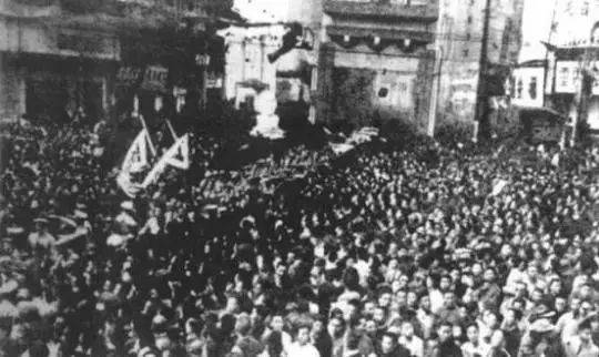 1945年8月15日的延安，军民通宵庆祝日本投降。