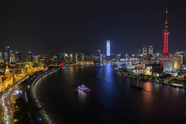 上海陆家嘴、外滩、北外滩夜景（2025年4月30日摄）。新华社记者 王翔 摄