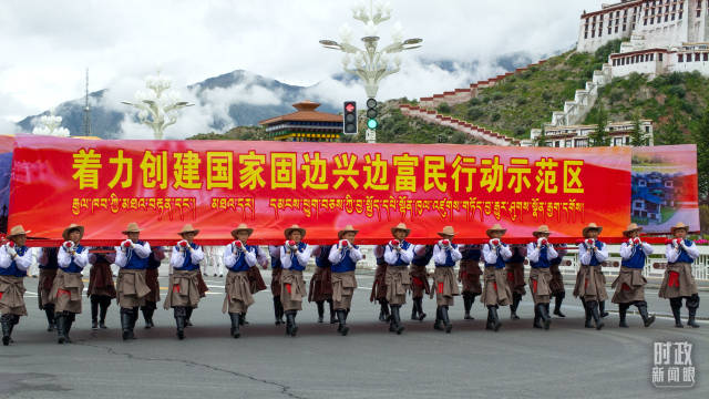 △庆祝大会的群众游行环节中“四件大事”单元。（总台央视记者周倜拍摄）