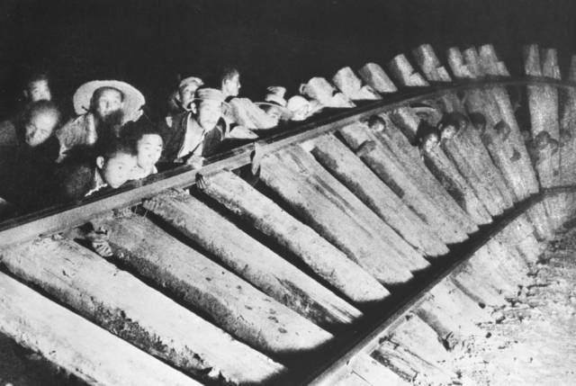 1944年，抗日军民在敌后破袭战中携手掀翻山西忻州南同蒲铁路路段枕木。新华社发（李峰 摄）