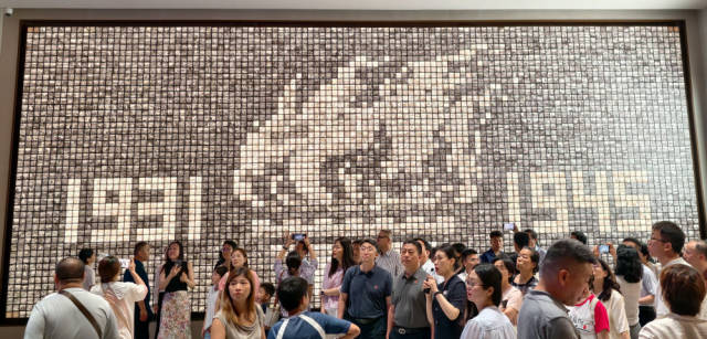 参观者在中国人民抗日战争纪念馆《为了民族解放与世界和平》主题展览参观（2025年7月22日摄）。新华社记者 鞠焕宗 摄