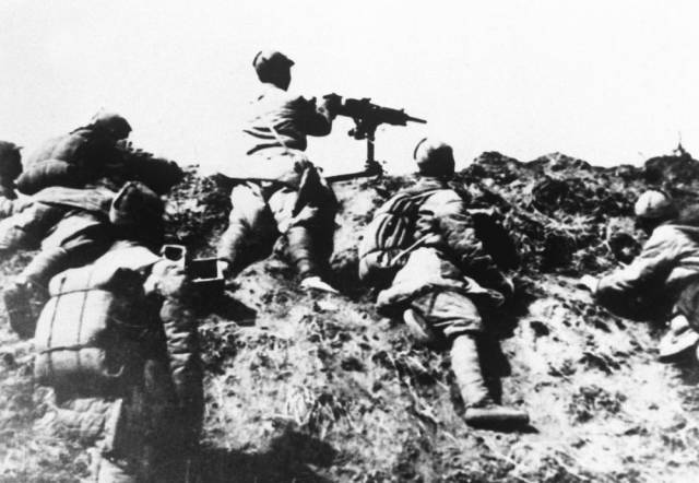 1940年8月，华北的八路军在五千里长的敌后全线发动百团大战，连续紧张战斗了三个半月，予敌寇严重打击。这是在山西狮脑山七昼夜血战中的我军机枪阵地（资料照片）。新华社发