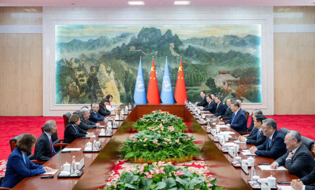 8月30日下午，国家主席习近平在天津迎宾馆会见来华出席2025年上海合作组织峰会的联合国秘书长古特雷斯。新华社记者 翟健岚 摄