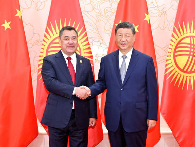 8月31日上午，国家主席习近平在天津迎宾馆会见来华出席2025年上海合作组织峰会和纪念中国人民抗日战争暨世界反法西斯战争胜利80周年活动的吉尔吉斯斯坦总统扎帕罗夫。新华社记者 岳月伟 摄