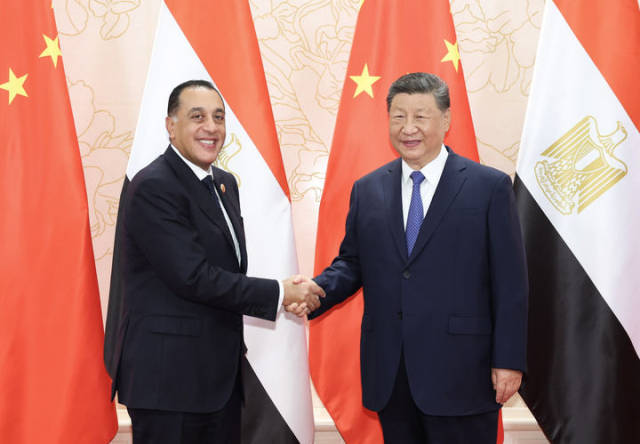 8月30日下午，国家主席习近平在天津迎宾馆会见来华出席2025年上海合作组织峰会的埃及总理马德布利。新华社记者 黄敬文 摄