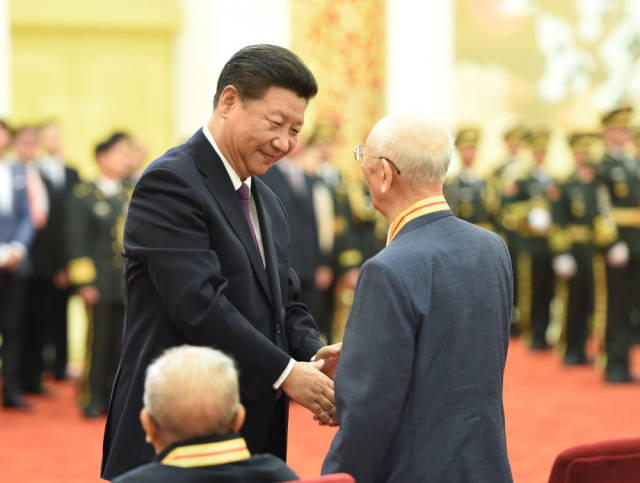 2015年9月，习近平总书记出席中国人民抗日战争胜利70周年纪念章颁发仪式。新华社记者 李学仁 摄