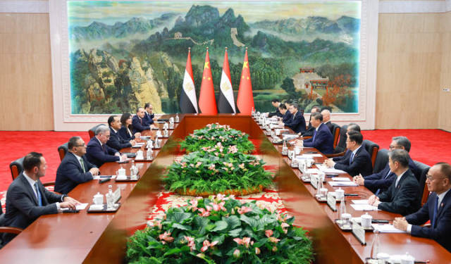 8月30日下午，国家主席习近平在天津迎宾馆会见来华出席2025年上海合作组织峰会的埃及总理马德布利。新华社记者 丁海涛 摄