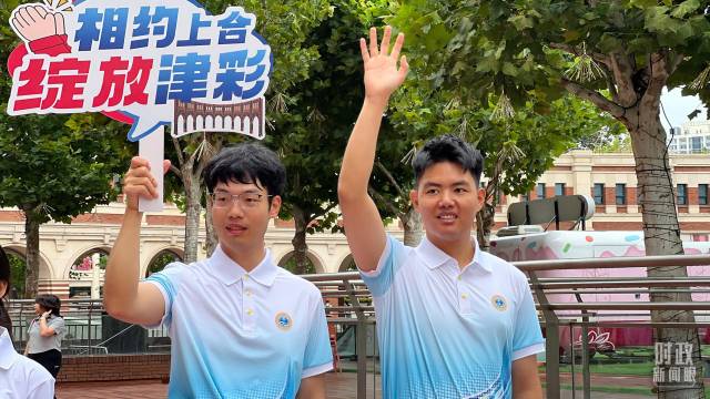 △天津街头，上合组织峰会志愿者。（总台央视记者李炜拍摄）