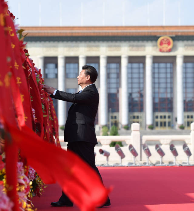 2015年9月，习近平总书记出席烈士纪念日向人民英雄敬献花篮仪式。新华社记者 谢环驰 摄