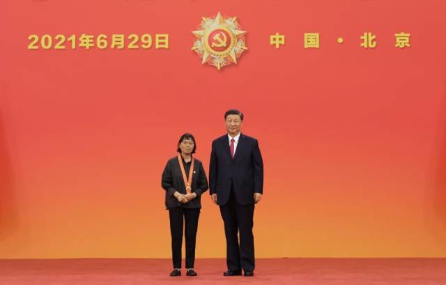 2021年6月29日，庆祝中国共产党成立100周年“七一勋章”颁授仪式在北京人民大会堂金色大厅隆重举行。习近平总书记向“七一勋章”获得者张桂梅颁授勋章。