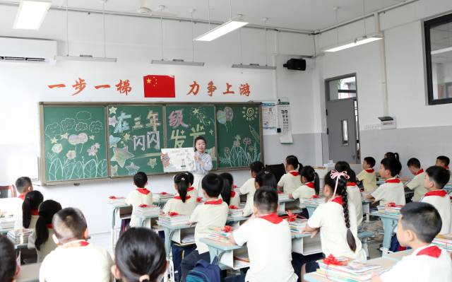 2025年8月31日，重庆永川区上游小学，老师向学生们讲述抗战历史和英雄事迹，激发学生的爱国热情。