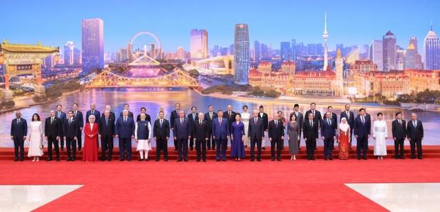 △2025年8月31日晚，习近平主席和夫人彭丽媛在天津梅江会展中心举行宴会，欢迎来华出席2025年上海合作组织峰会的国际贵宾。