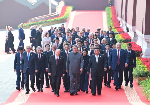 △2025年9月3日，纪念中国人民抗日战争暨世界反法西斯战争胜利80周年大会在北京天安门广场隆重举行。这是大会开始前，习近平主席同出席大会的外方代表团团长前往天安门城楼。