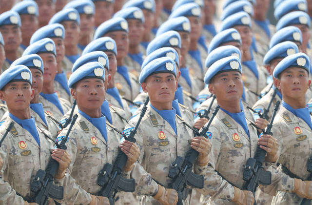 2025年9月3日，纪念中国人民抗日战争暨世界反法西斯战争胜利80周年大会在北京隆重举行。这是维和部队方队接受检阅。新华社记者 刘大伟 摄