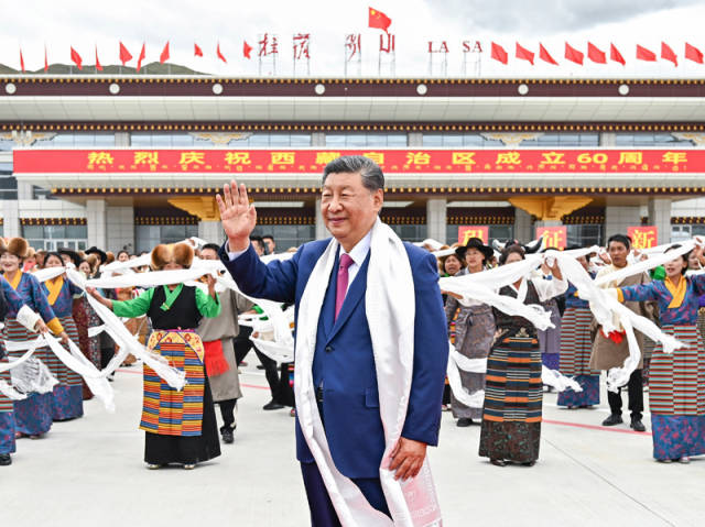 2025年8月20日中午，中共中央总书记、国家主席、中央军委主席习近平率中央代表团乘专机抵达拉萨，出席西藏自治区成立60周年庆祝活动。这是习近平向欢迎群众挥手致意。新华社记者 燕雁 摄