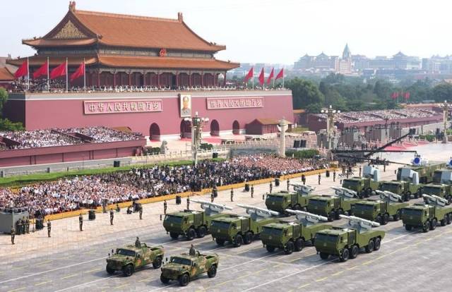 △2025年9月3日，纪念中国人民抗日战争暨世界反法西斯战争胜利80周年大会在北京隆重举行。这是舰载防空武器方队接受检阅。