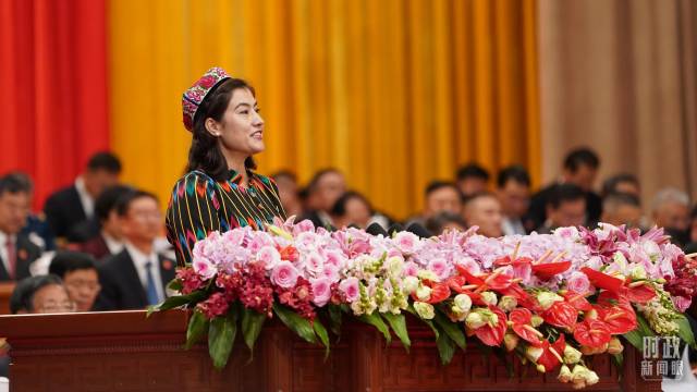 △艾米拉古丽·阿不都在庆祝大会上发言。（总台记者李晋拍摄）