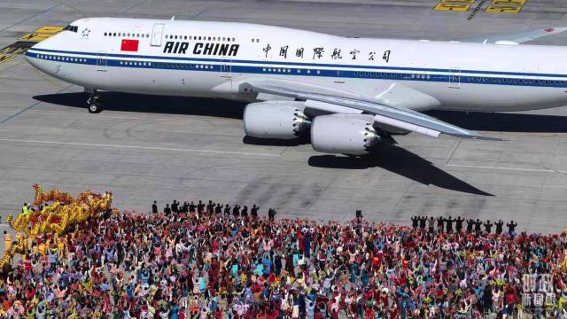 △习近平总书记乘专机离开乌鲁木齐。（总台央视记者王子杭拍摄）
