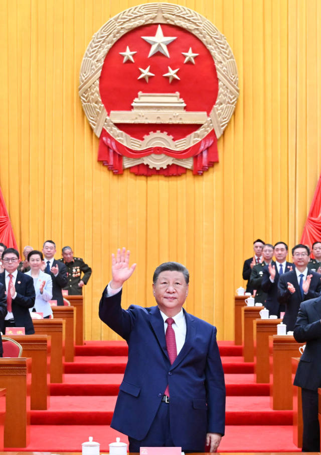 9月25日上午，新疆维吾尔自治区成立70周年庆祝大会在新疆人民会堂隆重举行。中共中央总书记、国家主席、中央军委主席习近平出席庆祝大会。新华社记者 燕雁 摄