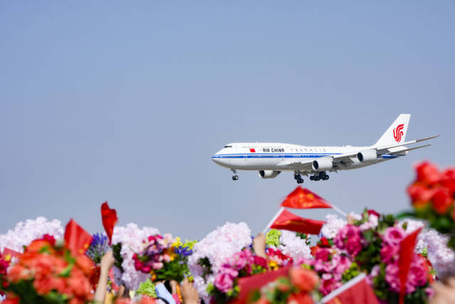 9月23日下午，中共中央总书记、国家主席、中央军委主席习近平率中央代表团乘专机抵达乌鲁木齐，出席新疆维吾尔自治区成立70周年庆祝活动。习近平等在机场受到新疆各族群众的热烈欢迎。新华社记者 毕晓洋 摄