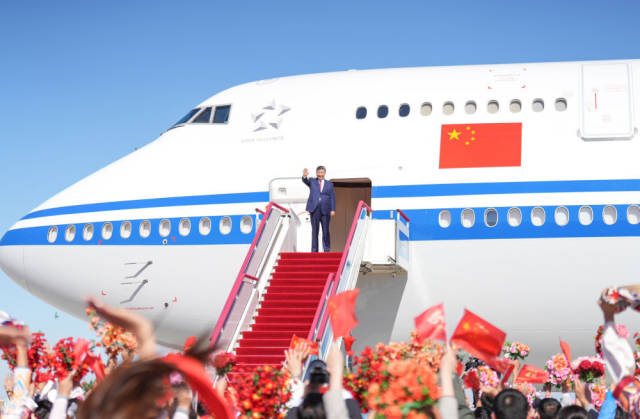 中共中央总书记、国家主席、中央军委主席习近平在乌鲁木齐出席新疆维吾尔自治区成立70周年庆祝活动后，9月25日中午乘专机返回北京。这是习近平在乌鲁木齐天山国际机场向前来欢送的各族群众挥手致意。新华社记者 李琰 摄
