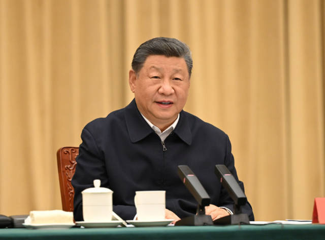 9月24日下午，率中央代表团出席新疆维吾尔自治区成立70周年庆祝活动的中共中央总书记、国家主席、中央军委主席习近平在乌鲁木齐听取新疆维吾尔自治区党委和政府工作汇报，发表了重要讲话。新华社记者 谢环驰 摄