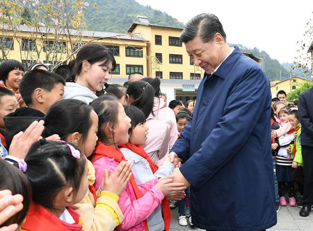 2019年4月15日，习近平总书记在石柱土家族自治县中益乡小学同学生们亲切交谈，询问他们学习和生活情况。新华社记者 谢环驰 摄
