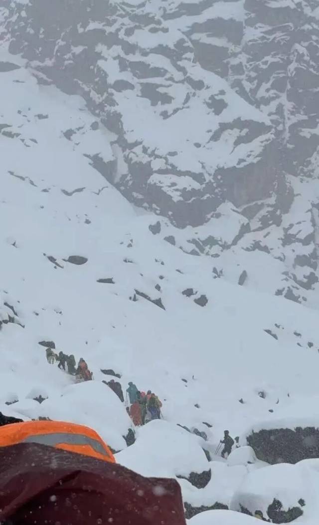 帐篷上积雪