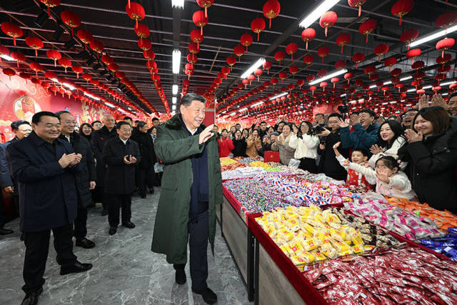 2025年1月23日，习近平总书记在沈阳大东副食品商场考察时，同店主和顾客亲切交流。新华社记者 李学仁 摄