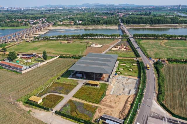 山东省泰安市大汶口考古遗址公园遗址发掘现场（2025年7月14日摄，无人机照片）。大汶口文化的发现，打破了之前黄河流域新石器时代仅有仰韶、龙山两支考古学文化的认识，把海岱地区史前文化的历史发展轴线向前推进2000多年，为中华文明的起源提供了不可或缺的可信史源。