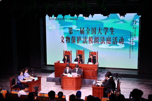 2025年6月14日，中国政法大学、华东政法大学的学生在湖南长沙博物馆参加文物保护法模拟法庭活动。