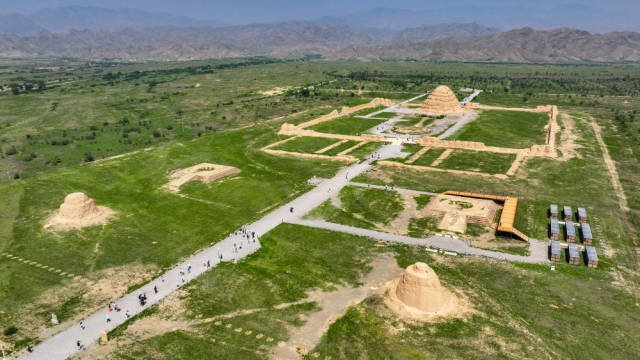 2025年7月10日，游客在宁夏银川西夏陵景区3号陵参观（无人机照片）。西夏陵是西夏留存至今规模最大、等级最高、保存完整的考古遗存，直接为中国历史上延续近200年的西夏王朝及其君主世系提供不可替代的见证作用，实证了西夏王朝在丝绸之路上的中继枢纽地位。西夏陵真实、完整地保存至今，为中华文明多元一体格局和统一的多民族国家形成过程提供了重要见证。2025年7月11日，西夏陵被列入《世界遗产名录》。