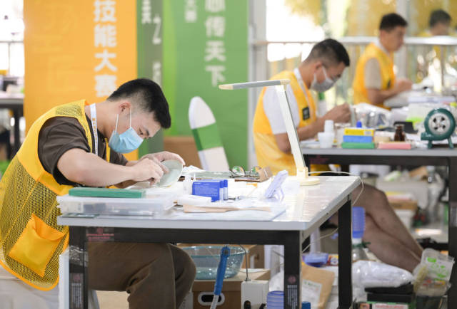 2025年7月4日，在四川泸州举行的第二届全国文物行业职业技能大赛上，选手参加陶瓷文物修复师赛区的比赛。本届大赛内容涵盖金属、陶瓷、纸张书画、木作、泥瓦作文物修复师及考古探掘工6个竞赛项目，通过以赛促学、以赛促训培养选拔文物保护修复高技能人才，弘扬工匠精神。