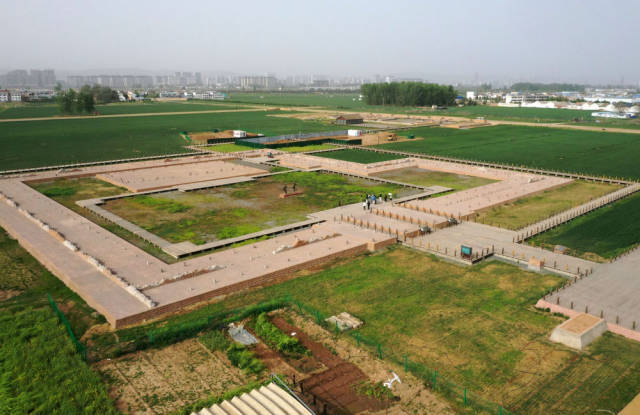 位于河南省洛阳市偃师区的二里头国家考古遗址公园（2025年4月16日摄，无人机照片）。二里头遗址是夏代晚期都城遗址，距今约3800年至3500年，是同时期中国乃至东亚地区规模最大的都城遗存。近年来，考古工作者用丰富的实证材料不断还原夏王朝真实面貌，一幅关于“最早中国”的全景图正徐徐展开。