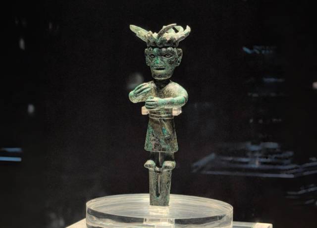 金沙遗址出土的铜立人，造型与三星堆青铜大立人相似（2025年4月9日摄）。三星堆遗址和金沙遗址都位于四川，距今约3600年至2800年，作为古蜀文明的两个中心遗址，共同勾勒出古蜀文明前后相继的辉煌图景，其出土文物是中华文明多元一体的生动例证。
