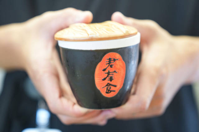 在湖南博物院博物馆公园拍摄的印有“君幸食”的餐具（2024年8月19日摄）。该餐具创作灵感来源于长沙马王堆汉墓出土的文物。