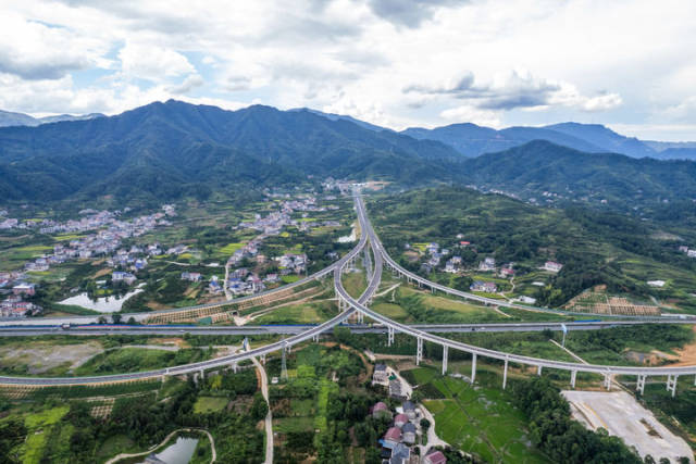 2025年8月19日拍摄的湖南炉慈高速慈利西互通枢纽(无人机照片)。炉慈高速是G59呼和浩特至北海高速公路的一部分,位于常德市石门县及张家界市慈利县境内。这条高速将长江三峡、壶瓶山、张家界等黄金旅游景点串珠成链,构建起湘鄂两省“两小时旅游圈”。新华社记者 陈思汗 摄 2025年8月19日拍摄的湖南炉慈高速慈利西互通枢纽(无人机照片)。炉慈高速是G59呼和浩特至北海高速公路的一部分,位于常德市石门县及张家界市慈利县境内。这条高速将长江三峡、壶瓶山、张家界等黄金旅游景点串珠成链,构建起湘鄂两省“两小时旅游圈”。新华社记者 陈思汗 摄