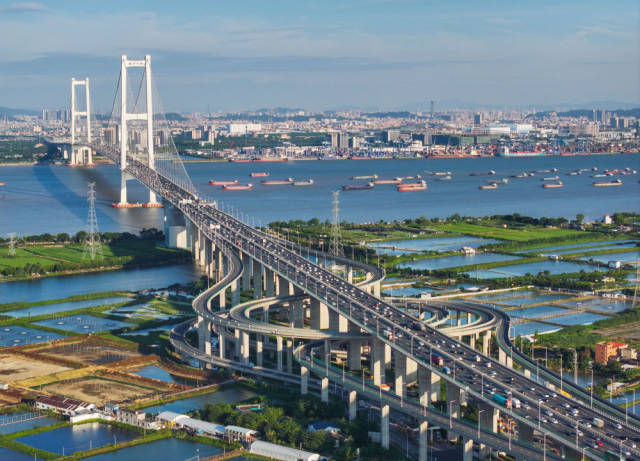 2024年10月2日,广东南沙大桥上的车流和狮子洋水道的船舶来来往往(无人机照片)。新华社记者 刘大伟 摄 2024年10月2日,广东南沙大桥上的车流和狮子洋水道的船舶来来往往(无人机照片)。新华社记者 刘大伟 摄