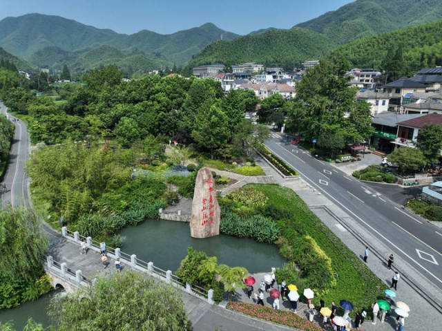 2023年8月11日,游客在浙江安吉余村参观(无人机照片)。新华社记者 翁忻旸 摄 2023年8月11日,游客在浙江安吉余村参观(无人机照片)。新华社记者 翁忻旸 摄