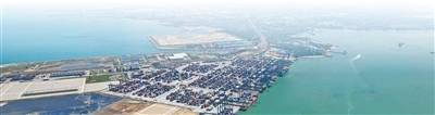 海南自由贸易港是我国新时代对外开放的重要门户。图为海南洋浦国际集装箱码头。新华社记者 杨冠宇摄