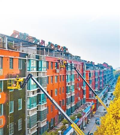 老旧小区改造是提升居民居住品质、保障居民安居乐业的重要举措。图为安徽芜湖繁昌区，工人在进行老旧小区改造。肖本祥摄（人民视觉）