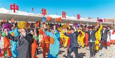 民族团结是我国各族人民的生命线，中华民族共同体意识是民族团结之本。图为新疆塔什库尔干塔吉克自治县，穿着多民族服饰的村民在进行展演。新华社记者 徐宏岩摄
