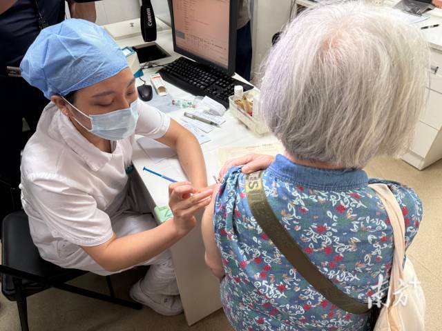 越秀市民陈阿姨接种第一针带状疱疹疫苗。