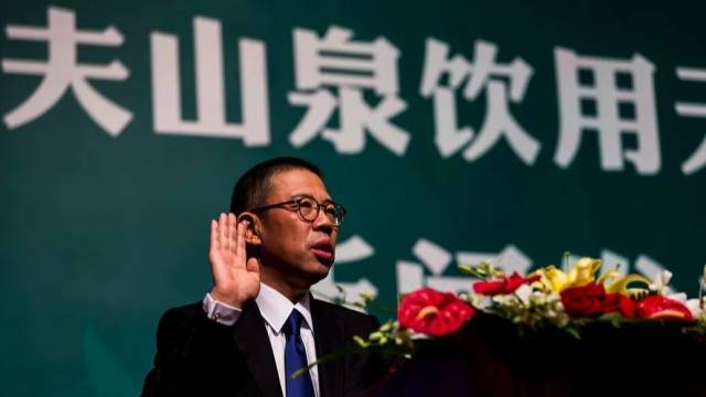 农夫山泉创始人钟睒睒。视觉中国 资料图 农夫山泉创始人钟睒睒。视觉中国 资料图