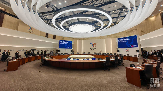 APEC第三十二次领导人非正式会议第二阶段会议会场。（总台央视记者段德文拍摄）