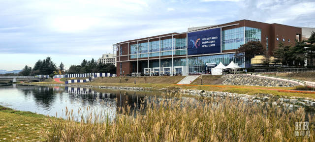 APEC第三十二次领导人非正式会议媒体中心。（总台央视记者范凯拍摄）