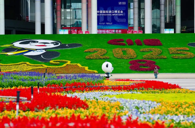 近日,“四叶草”国家会展中心(上海)焕然一新,迎接将于11月初开幕的第八届中国国际进口博览会。本届进博会企业展面积超36.7万平方米,有138个国家和地区的4108家企业参展。 近日,“四叶草”国家会展中心(上海)焕然一新,迎接将于11月初开幕的第八届中国国际进口博览会。本届进博会企业展面积超36.7万平方米,有138个国家和地区的4108家企业参展。